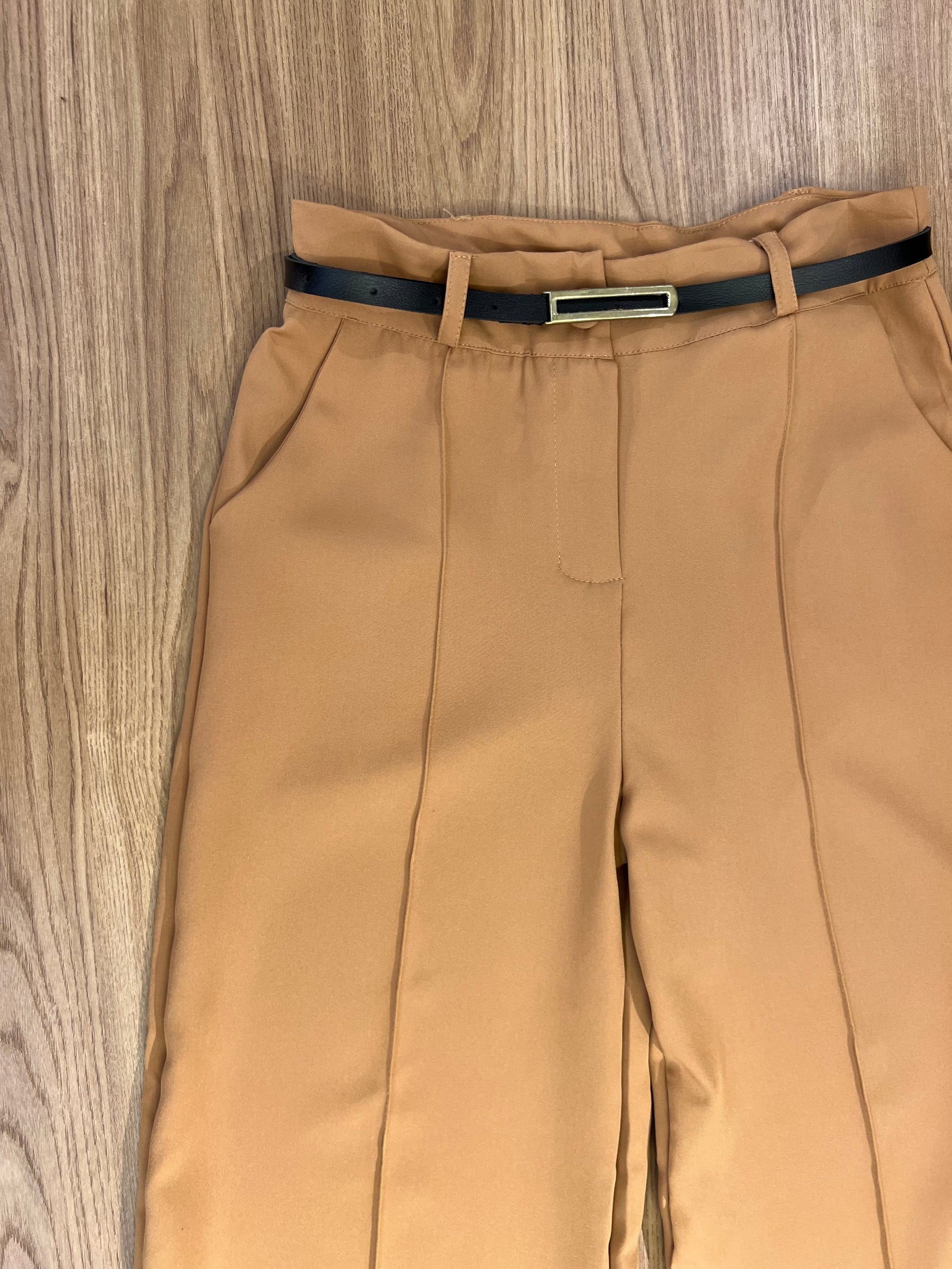 Calça Pantalona Botão e Zíper Alfaiataria